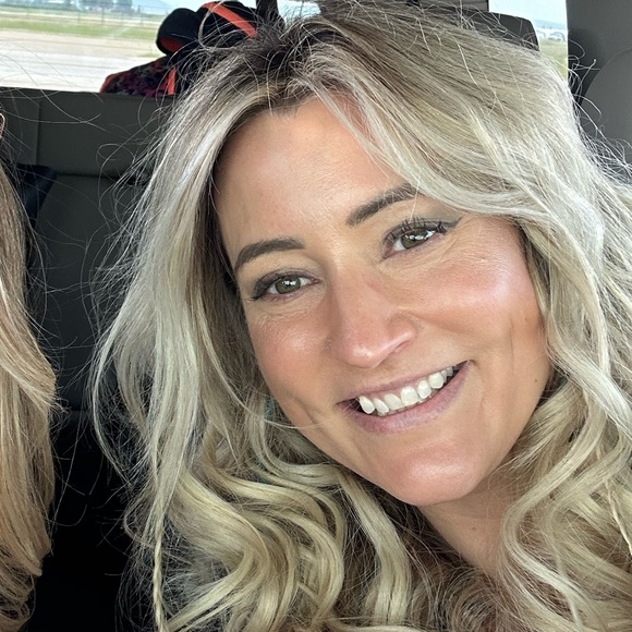 Meet your Posher, Beth - Picture 1 of 2